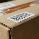 primer-plano-etiqueta-envio-codigo-barras-paquete-listo-entrega_1314467-30103.webp