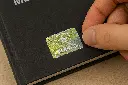 Hologramas_28x20_SEGURIDAD_Tinta_PLATA_USO_2.webp