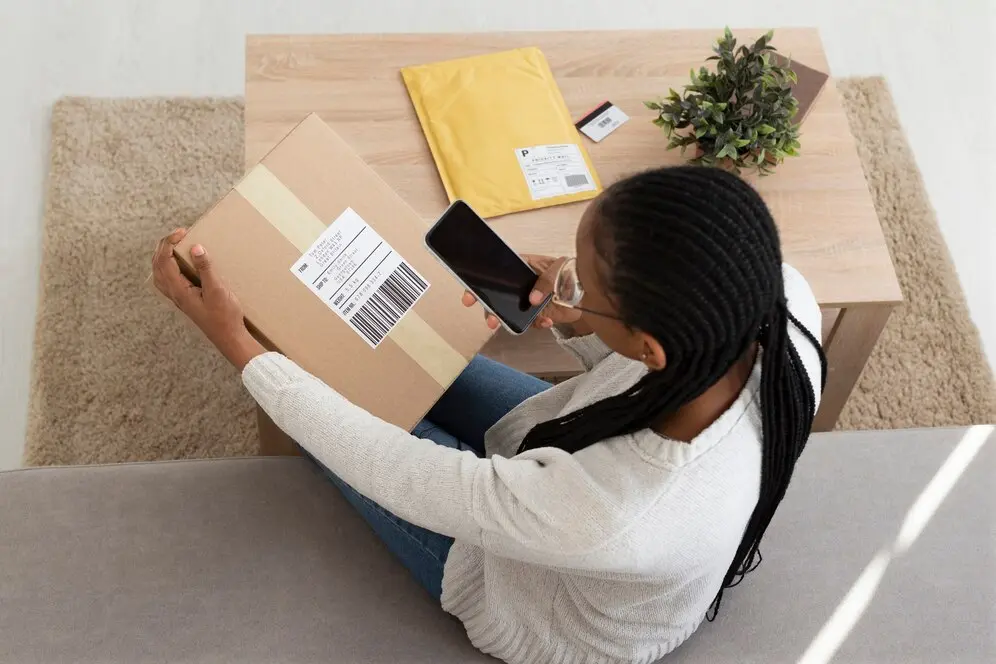 cliente-feliz-su-caja-entregada_23-2149229242.webp
