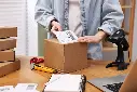 empaque-paquetes-trabajador-oficina-correos-pegando-codigo-barras-caja-mesa-madera-primer-plano_495423-86844.webp